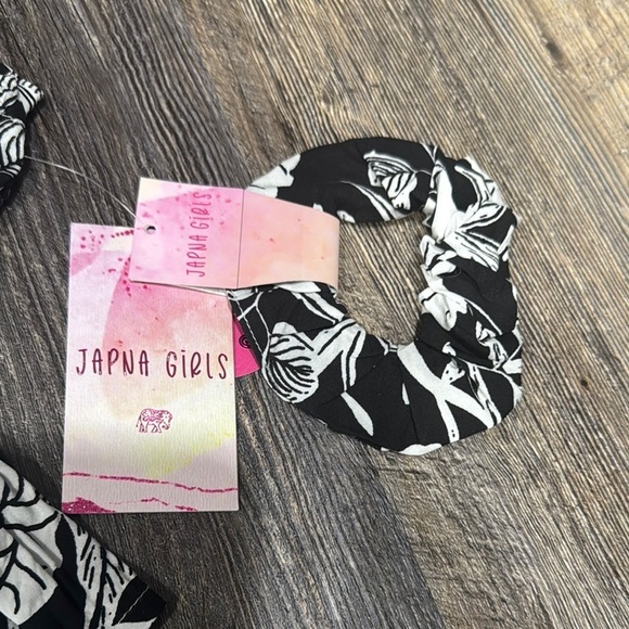 Black and White Floral Top for kids - Picture 3 of 5